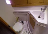 bateau à voile voilier Elan 45 impression intérieur toilettes avant toilettes douche